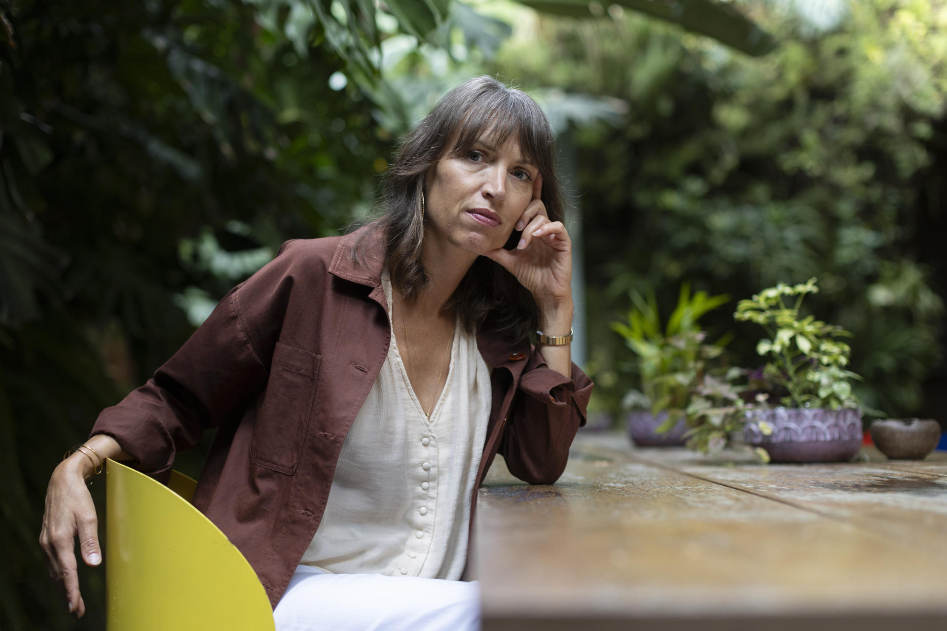 Después de la impactante 'El consentimiento', la escritora francesa Vanessa Springora publica 'El nombre del padre', una novela de no ficción en la que ahonda sobre su genealogía familiar, deteniéndose en las figuras de su padre y su abuelo, una obra de la que ha hablado con EFE. EFE/Marta Pérez