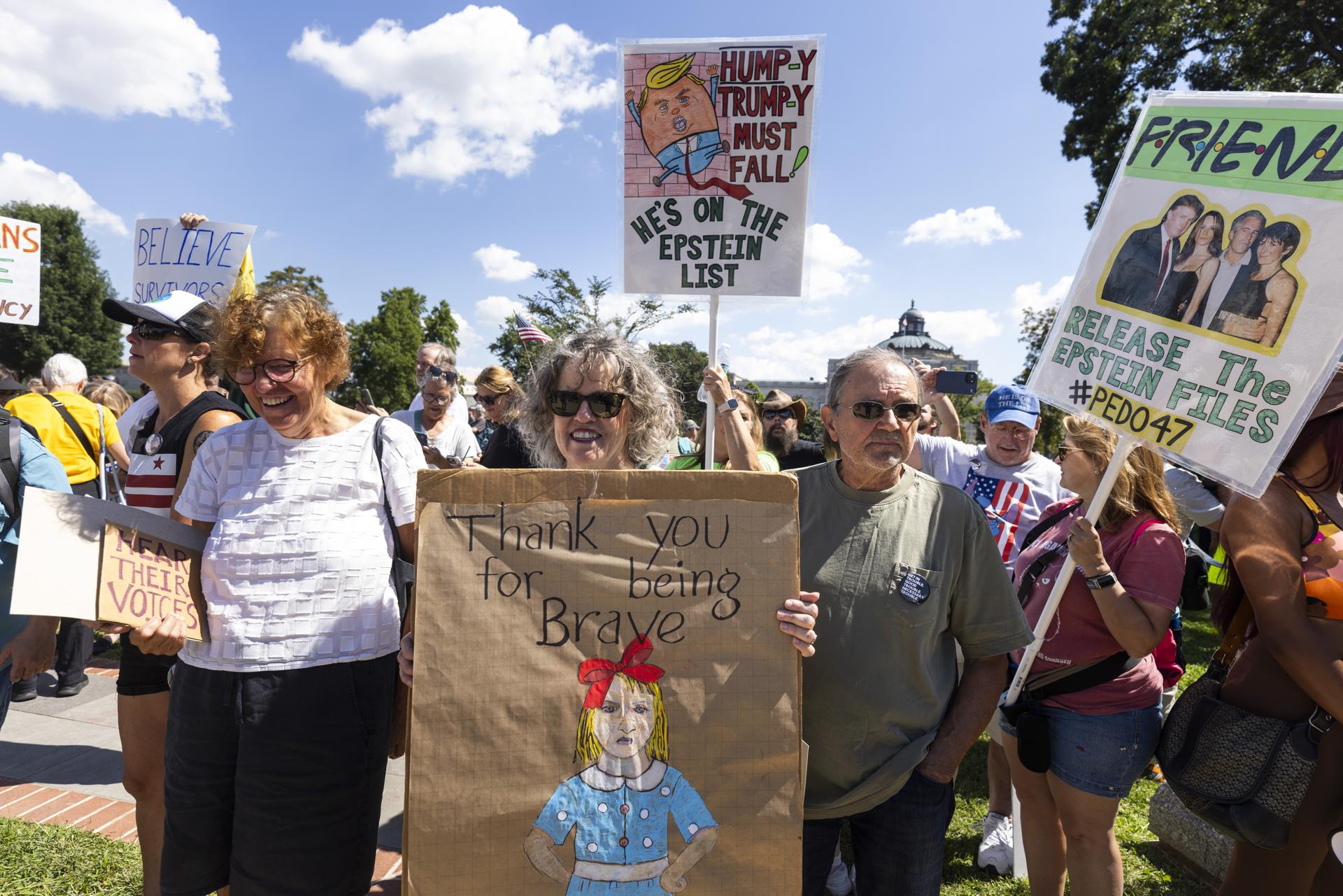 Simpatizantes de sobrevivientes del escándalo de tráfico sexual de Jeffrey Epstein y Ghislaine Maxwell se reúnen frente al Capitolio de EE. UU., en Washington D. C. EFE/EPA/JIM LO SCALZO