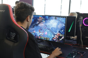 Asistentes al Madrid In Game Campus del Videojuego Experience Center en Madrid, este viernes. Madrid se transforma desde este viernes, y durante todo el fin de semana, en el centro del universo ‘Gamer’. Concursos de 'Cosplay' (disfraces), actividades, la posibilidad de conocer a algunas de las estrellas de los 'e-sports' (deportes electrónicos) y la final europea de uno de los videojuegos más famosos del mundo de competición online, ‘League of Legends’, que se disputará hasta el próximo domingo. EFE/Zipi