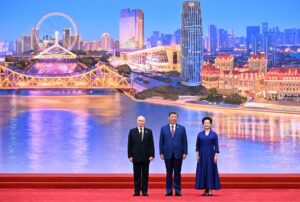 (De izq. a der.) El presidente ruso, Vladímir Putin, el presidente chino, Xi Jinping, y su esposa, Peng Liyuan, posan para una foto durante una ceremonia de bienvenida a los jefes de Estado de la OCS (Organización de Cooperación de Shanghai) en Tianjin, China, el 31 de agosto de 2025.EFE/EPA/Sergey Bobylev/Sputnik/Kremlin pool