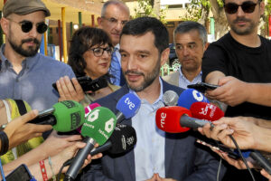 El ministro de Derechos Sociales, Consumo y Agenda 2030, Pablo Bustinduy, atiende a los medios antes de su visita al comedor escolar del colegio público Ana Soto este viernes. EFE/Manu