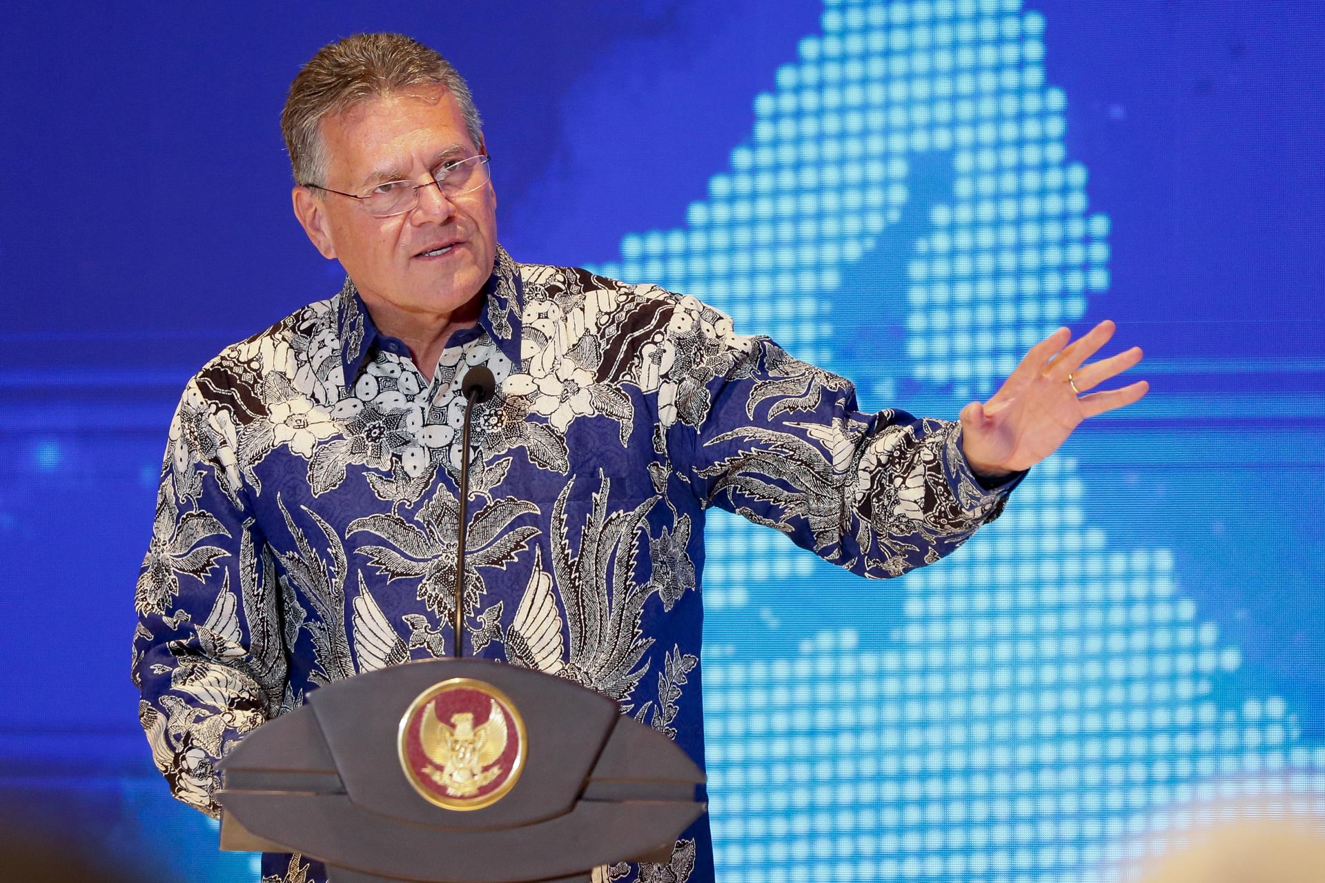 El comisario de Comercio de la Unión Europea (UE), Maros Sefcovic, tras la firma del acuerdo de libre comercio entre el bloque comunitario e Indonesia, en una imagen tomada el 23 de septiembre de 2025 en Badung, Indonesia. EFE/EPA/MADE NAGI