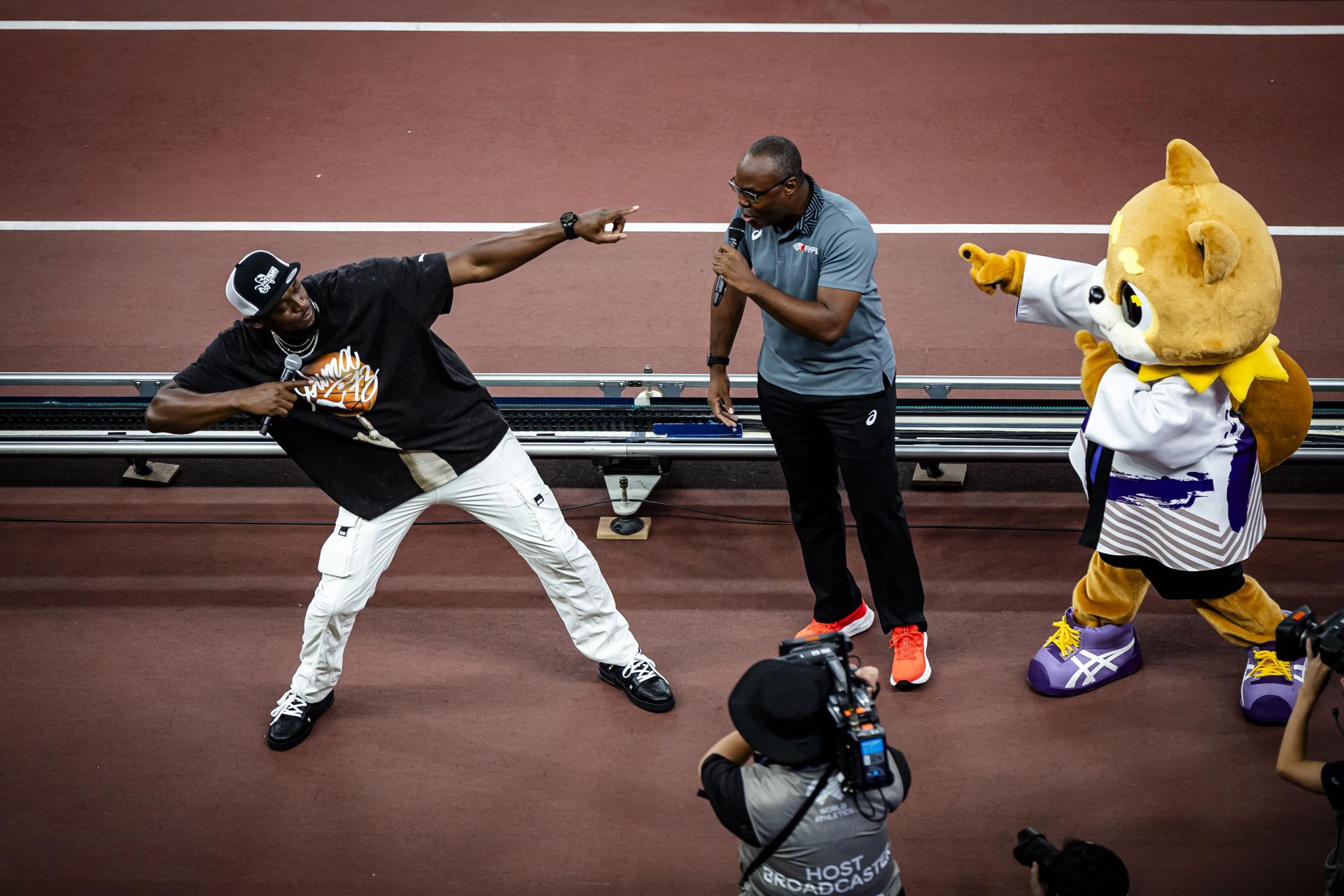 El exatleta jamaicano Usain Bolt, plusmarquista mundial de los 100 m., muestra su icónica celebración en el estadio olímpico de Tokio. EFE/EPA/MICHAEL BUHOLZER