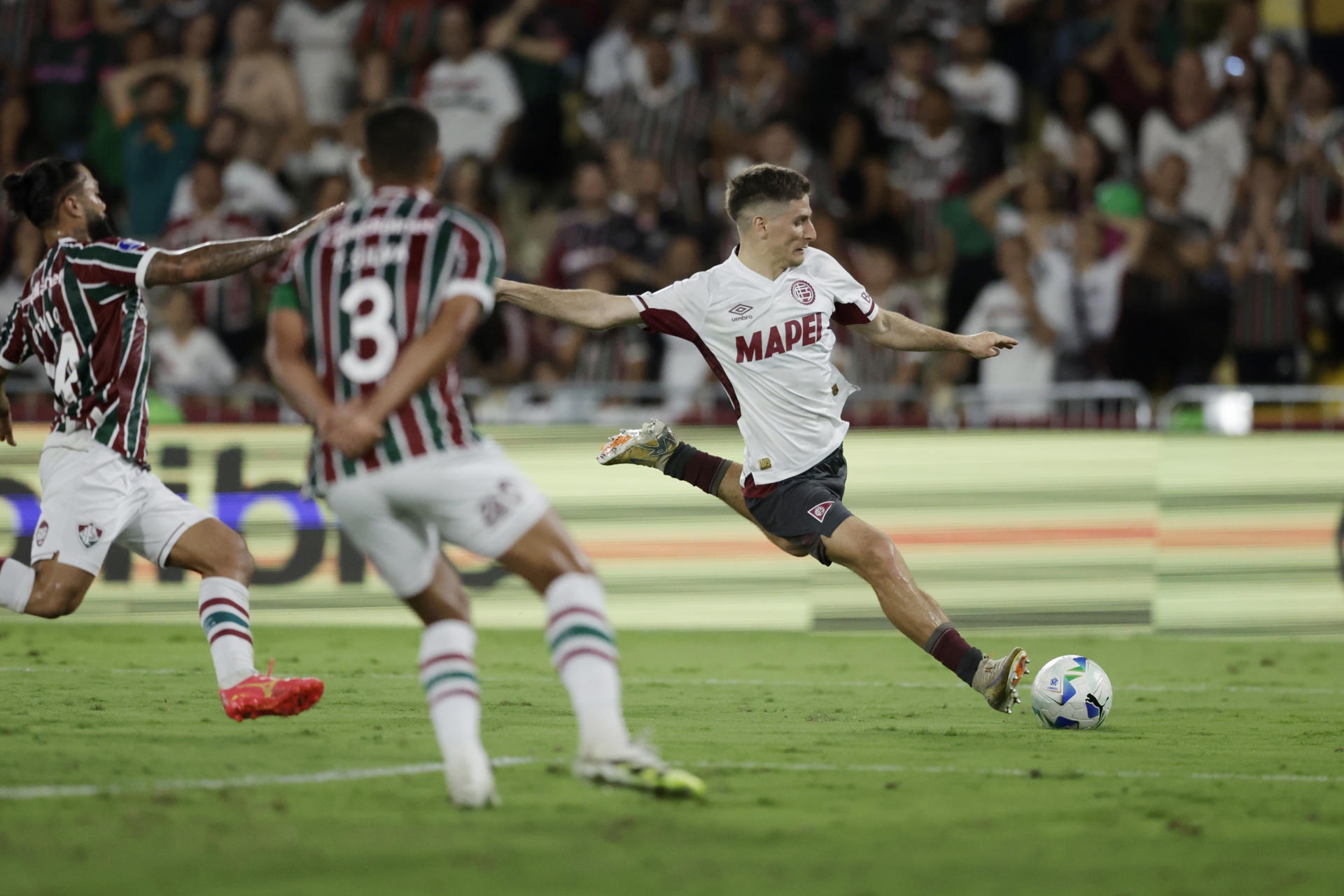 Sasha Marcich, de Lanús, le pega al balón en un partido de los cuartos de final ante Fluminense de la Copa Sudamericana. EFE/Andre Coelho
