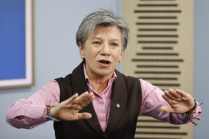 La candidata a la presidencia de Colombia Claudia López habla durante una entrevista con EFE, en Bogotá (Colombia). EFE/ Mauricio Dueñas Castañeda