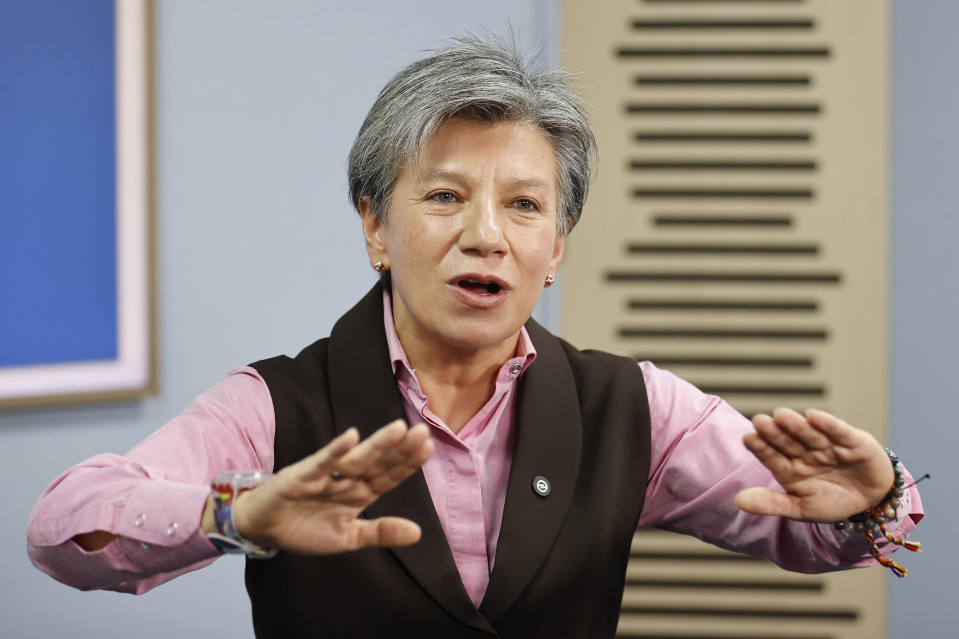 La candidata a la presidencia de Colombia Claudia López habla durante una entrevista con EFE, en Bogotá (Colombia). EFE/ Mauricio Dueñas Castañeda