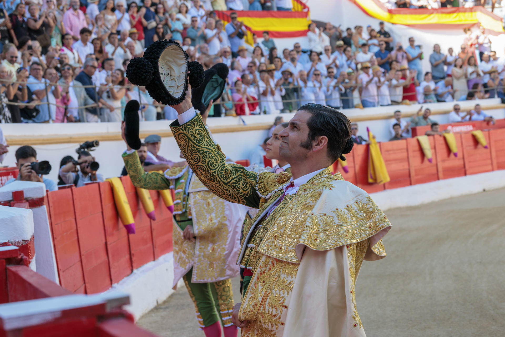 El diestro Morante de la Puebla durante el festejo de este miércoles en Melilla por su feria centenaria en honor a su patrona, la Virgen de la Victoria. EFE/ Giner
