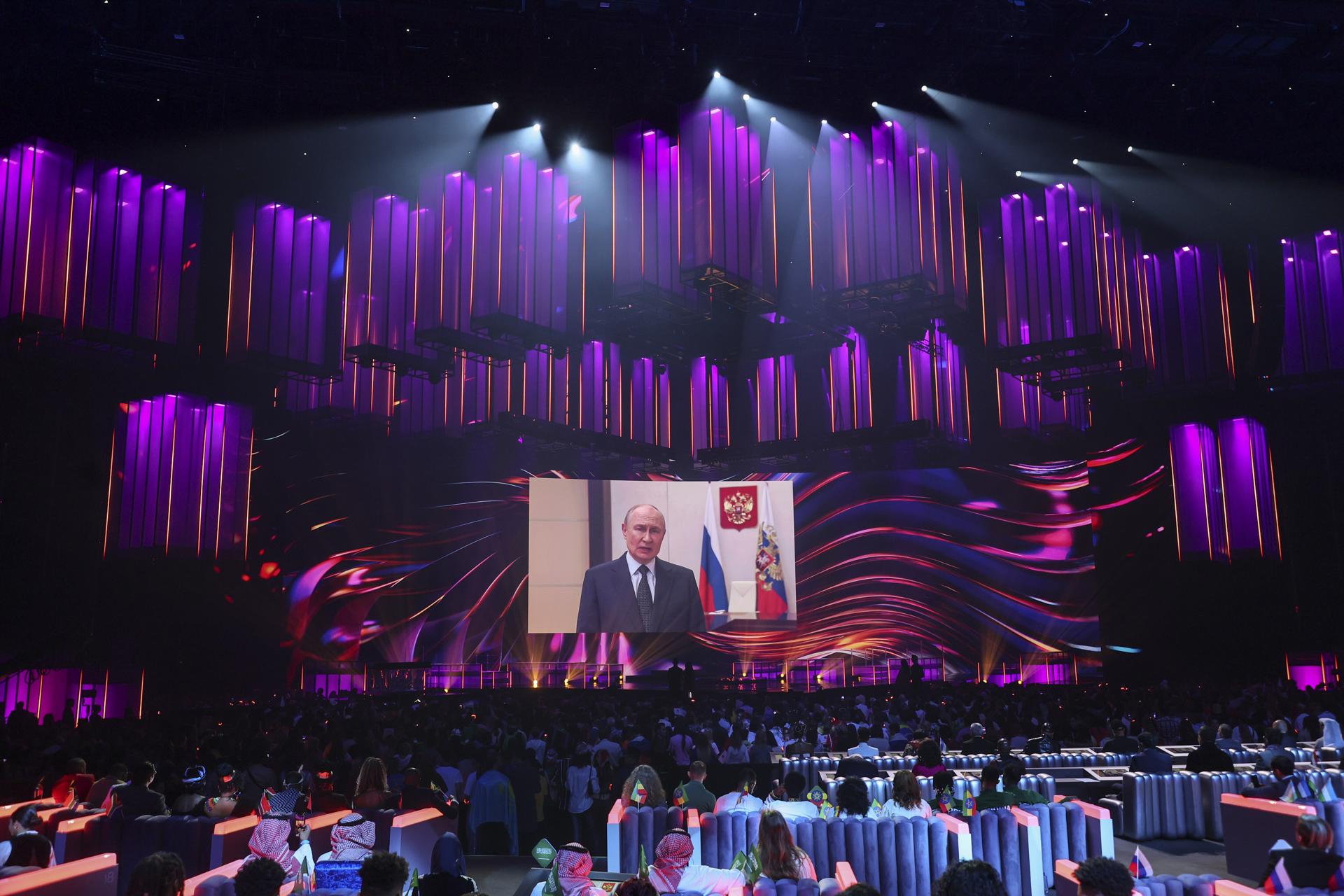 El presidente ruso, Vladimir Putin, manda un mensaje de video antes de comenzar el concurso Intervision en Moscú, el 20 de septiembre.EFE/EPA/YURI KOCHETKOV