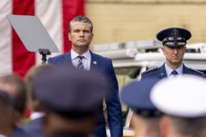 El Secretario de Defensa de Estados Unidos, Pete Hegseth (i), y el presidente del Estado Mayor Conjunto, General Dan Caine (d). EFE/SHAWN THEW