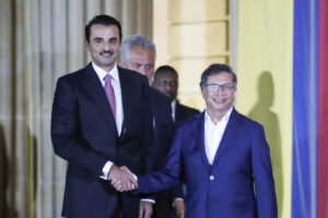 Fotografía de archivo, tomada el 11 de noviembre de 2024, del emir de Catar, Tamim bin Hamad Al Thani (i), al ser recibido con honores por el presidente de Colombia, Gustavo Petro (d), en la Casa de Nariño, en Bogotá (Colombia). EFE/Carlos Ortega