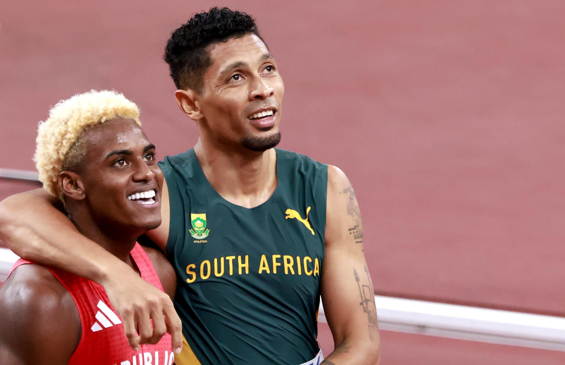 El dominicano Alexander Ogando (iz) disputará la final de los 200 metros lisos de los Mundiales de atletismo de Tokio. EFE/EPA/MAST IRHAM