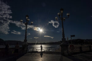 Una mujer observa este miércoles la playa de Ondarreta de San Sebastián. EFE/Javier Etxezarreta