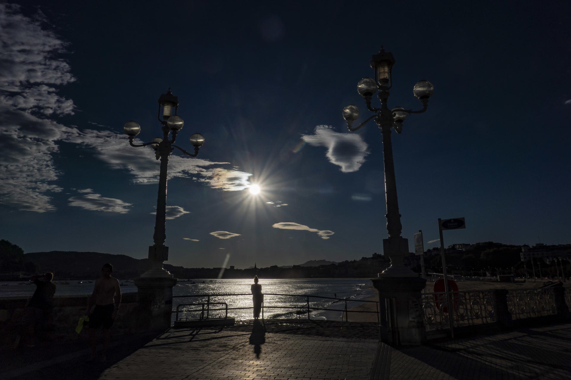 Una mujer observa este miércoles la playa de Ondarreta de San Sebastián. EFE/Javier Etxezarreta