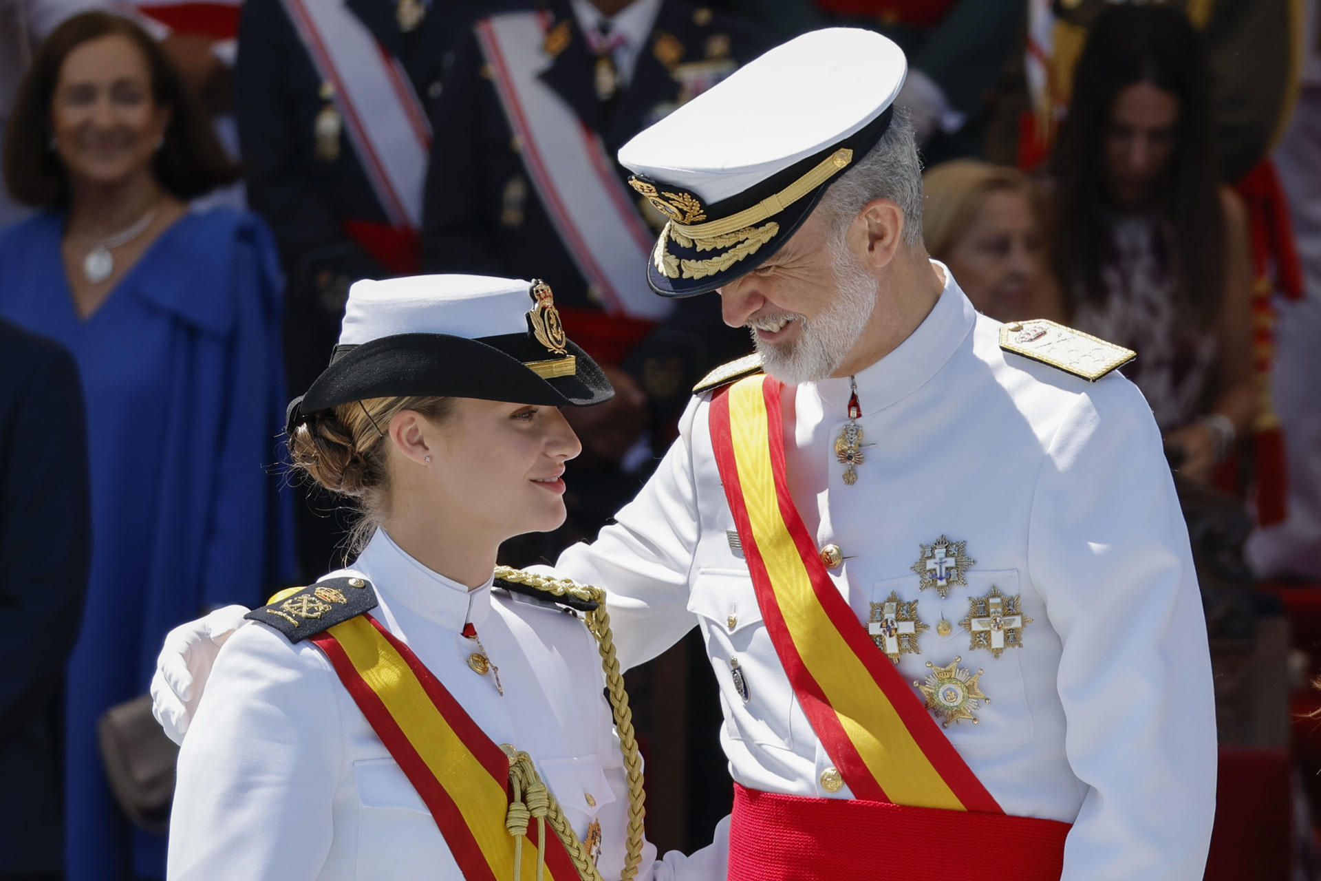 MARÍN (PONTEVEDRA), 16/07/2025.- Imagen de archivo del rey Felipe VI conversando con la princesa Leonor durante la entrega de reales despachos a los nuevos oficiales en la Academia Naval de Marín, el pasado mes de julio. EFE/ Lavandeira Jr