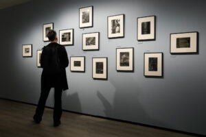 El centro KBr de la Fundación Mapfre realiza un amplio recorrido por la trayectoria de la fotógrafa neoyorquina Helen Levitt en una exposición que incluye 220 fotografías, entre ellas algunas inéditas como sus trabajos realizados en México y gran parte de su obra en color. EFE/Enric Fontcuberta