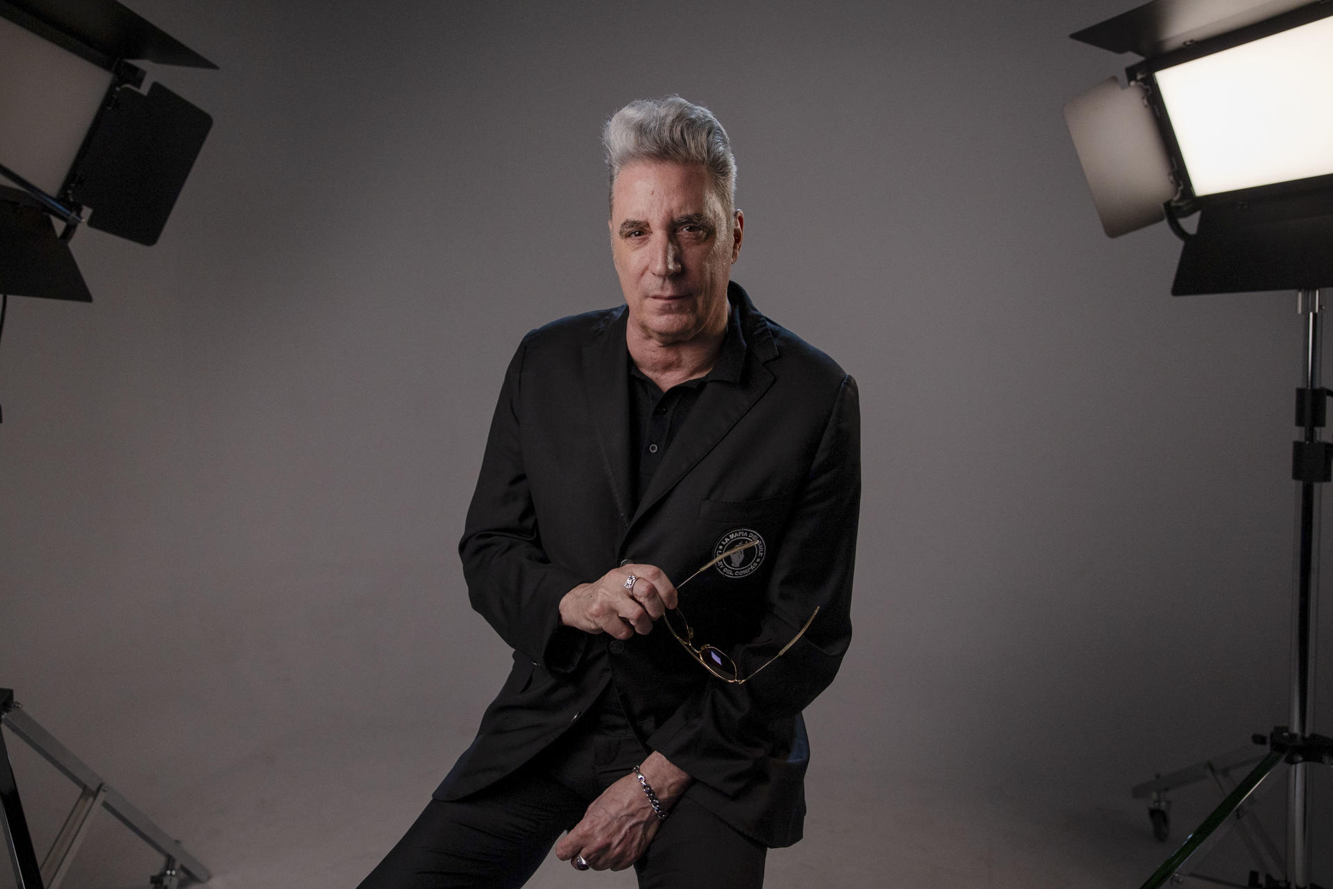 El cantante Loquillo durante una entrevista concedida a Efe con motivo del lanzamiento de su último trabajo. Loquillo sorprende este viernes con un disco que sirve como homenaje personal, pero también como tributo a lo que Lou Reed llamó 'Corazones legendarios' (así se llama el álbum), al rodearse para reinterpretar su extenso repertorio de grandes estrellas del rock patrio y de sorpresas como Raphael. EFE/Daniel González