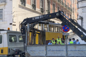 Retirada de una de las cabinas del Elevador da Gloria. EFE/Laia Mataix