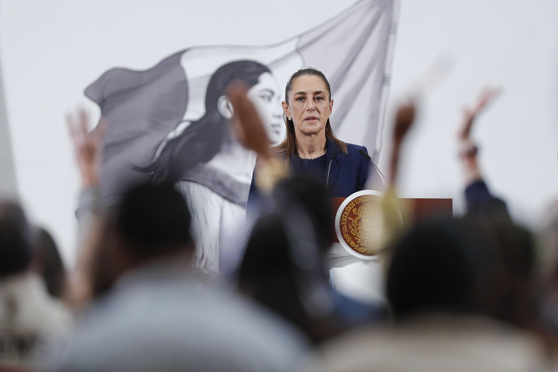 La presidenta de México, Claudia Sheinbaum, habla durante una rueda de prensa este miércoles, en el Palacio Nacional de la Ciudad de México (México). EFE/ Isaac Esquivel
