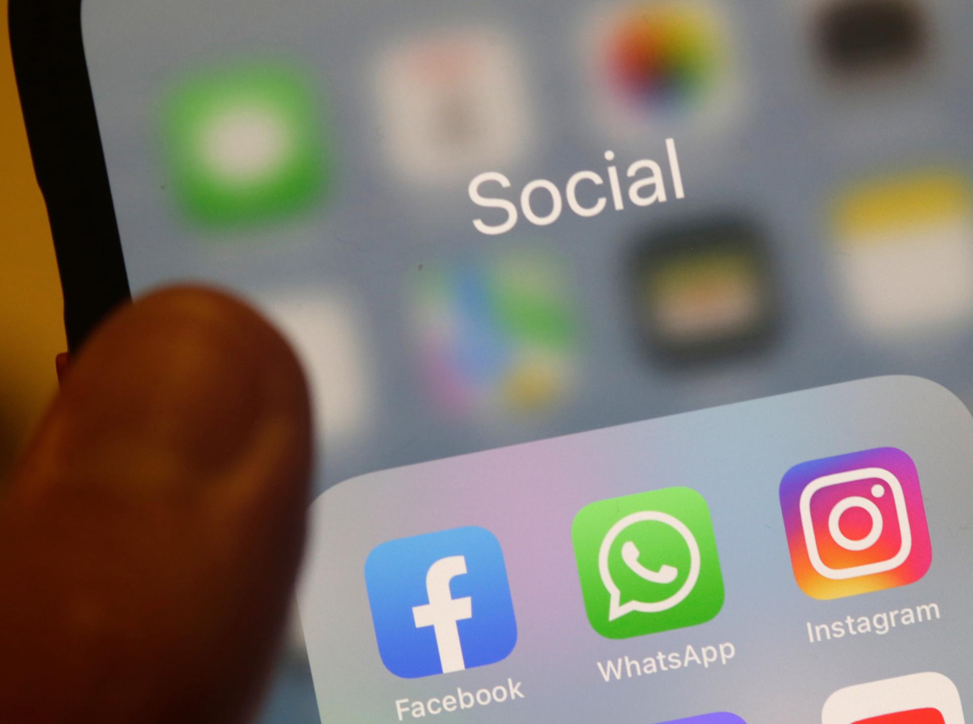 Según el documento, plataformas como YouTube, Instagram o TikTok rastrean la actividad de las infancias para después dirigirles campañas agresivas de productos ultraprocesados, suplementos no aptos, bebidas alcohólicas, cigarros electrónicos, servicios de apuestas o pornografía. Fotografía de archivo. EFE/EPA/ANDREJ CUKIC