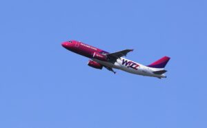 Imagen de archivo de un avión de la aerolínea Wizz Air. EFE/EPA/ROBERT GHEMENT
