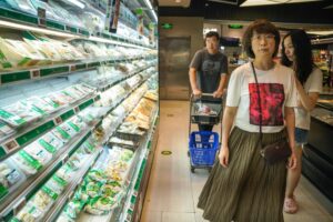 Fotografía de archivo en donde personas realizan compras en Beijin, China. EFE/WU HAO