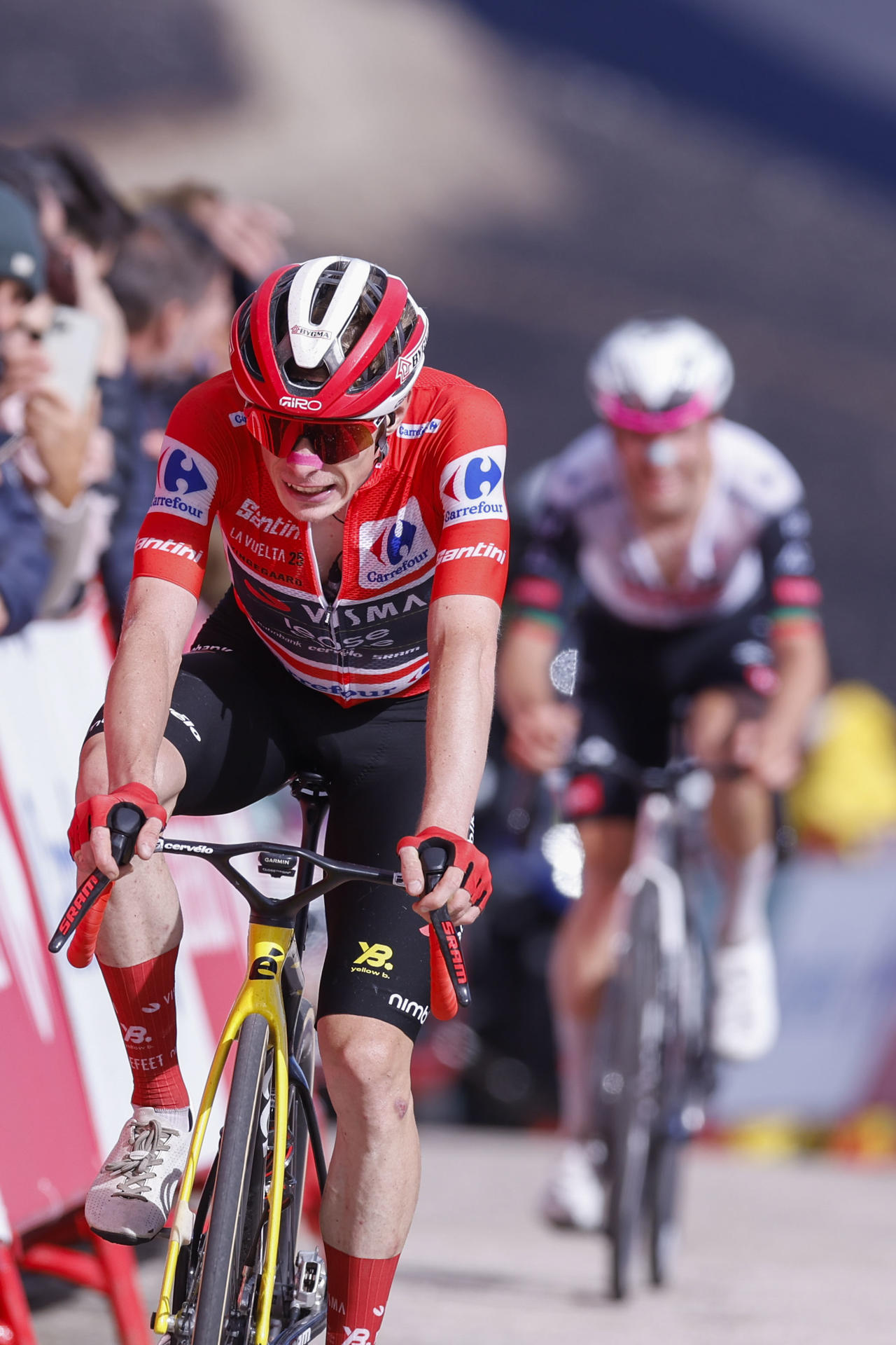 El líder de la general, el ciclista danés Jonas Vingegaard, del equipo Team Visma-Lease a Bike, durante la etapa 17 de la Vuelta Ciclista a España disputada este miércoles entre O Barco de Valdeorras (Ourense) y Alto de El Morredero (EL Bierzo-León), de 143,2km de recorrido. EFE/ Javier Lizón
