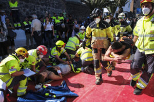 En la imagen los servicios de emergencia atienden a personas accidentadas. EFE/Alberto Valdés
