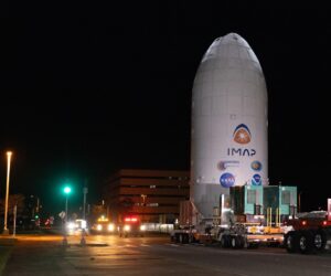 Fotografía cedida por la NASA del 18 de septiembre de 2025 de trabajadores transportando la Sonda de Mapeo y Aceleración Interestelar (IMAP), junto con el Observatorio Geocorona Carruthers y el satélite de Seguimiento de Clima Espacial Lagrange 1 (SWFO-L1) de la Administración Nacional Oceánica y Atmosférica (NOAA), en las Instalaciones de Operaciones Espaciales de Astrotech en Titusville, Florida (Estados Unidos). EFE/ Kim Shiflett / NASA /