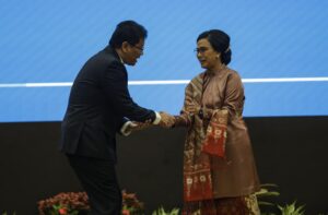 Imagen tomada el 9 de septiembre de 2025 en Yakarta, Indonesia, durante la ceremonia en la que el nuevo ministro de Finanzas, Purbaya Yudhi Sadewa (izq.), tomó el relevo de su predecesora, la veterana política Sri Mulyani Indrawati (dcha.). EFE/EPA/BAGUS INDAHONO