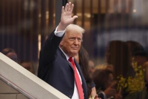El presidente de Estados Unidos, Donald Trump, a su llegada este domingo al Centro Nacional de Tenis Billie Jean King, antes de la final masculina del Abierto de tenis de EE.UU, en Flushing Meadows (Nueva York, EE.UU.) EFE/Sarah Yenesel