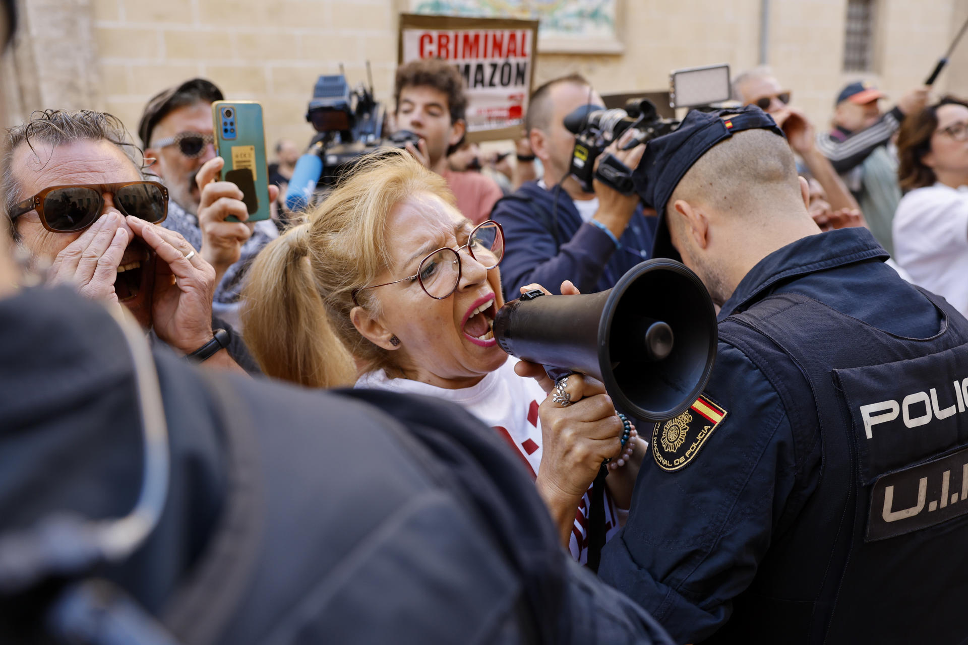 La Asociación de Víctimas de la Dana 29 de octubre de 2024 se concentra ante Les Corts Valencianes con motivo de la celebración del Debate de Política General para pedir la dimisión del presidente de la Generalitat, Carlos Mazón. EFE/Ana Escobar