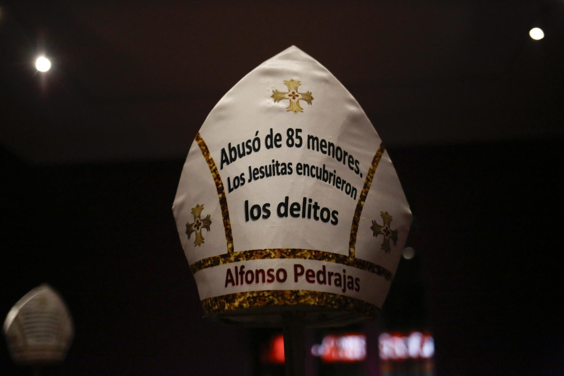 Fotografía que muestra una obra de la exposición 'Viacrucis de la pederastia' este jueves, en el centro cultural España, en La Paz (Bolivia). EFE/ Luis Gandarillas