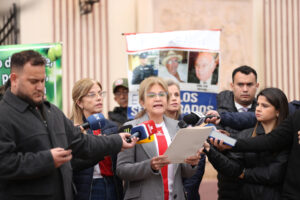 Beatriz Denis, hija del exvicepresidente de Paraguay Óscar Denis, habla con medios de comunicación al cumplirse cinco años del secuestro de su padre este 9 de septiembre de 2025, en Asunción (Paraguay). EFE/ Juan Pablo Pino