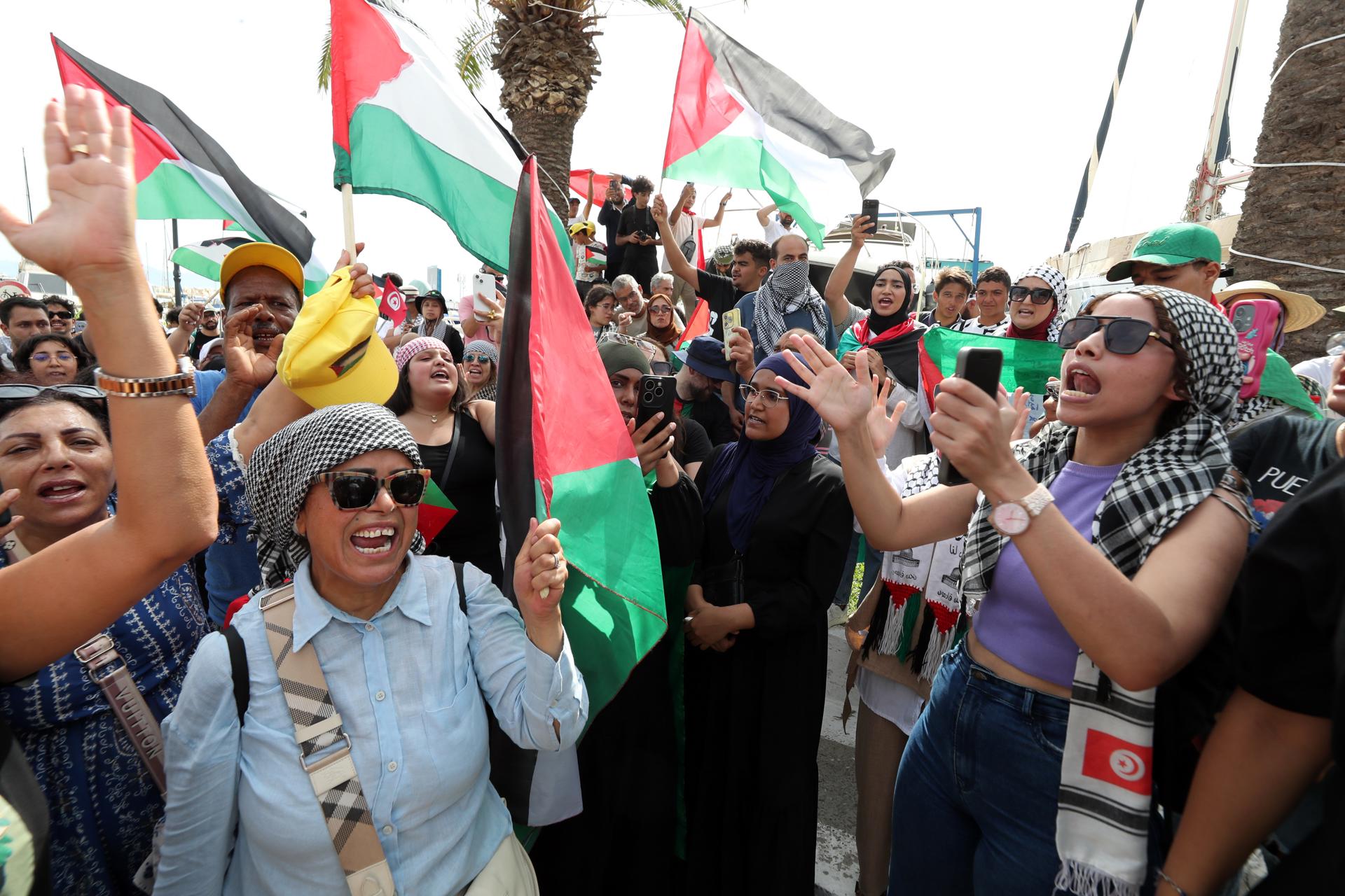 Manifestantes propalestinos apoyan a la flotilla que salió con ayuda humanitaria desde costas españolas hacia Gaza,e hizo escala este domingo en Túnez. EFE/EPA/MOHAMED MESSARA