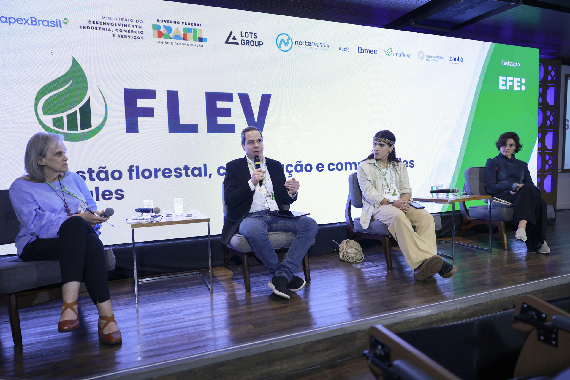 De izquierda a derecha, la corresponsal de Medio Ambiente de Valor Económico, Daniela Chiaretti, el director Forestal de la ONG Instituto de Manejo y Certificación Forestal y Agrícola (Imaflora), Leonardo Sobral, el indígena guaraní y comunicador del Museo de las Culturas Indígenas de São Paulo Leandro Karaí Mirim, y la coordinadora técnica de la Fundación ProYungas, Estefania Sánchez Cuartielles, participan en el III Foro Latinoamericano de Economía Verde (FLEV) este jueves, en São Paulo (Brasil). EFE/ Sebastiao Moreira