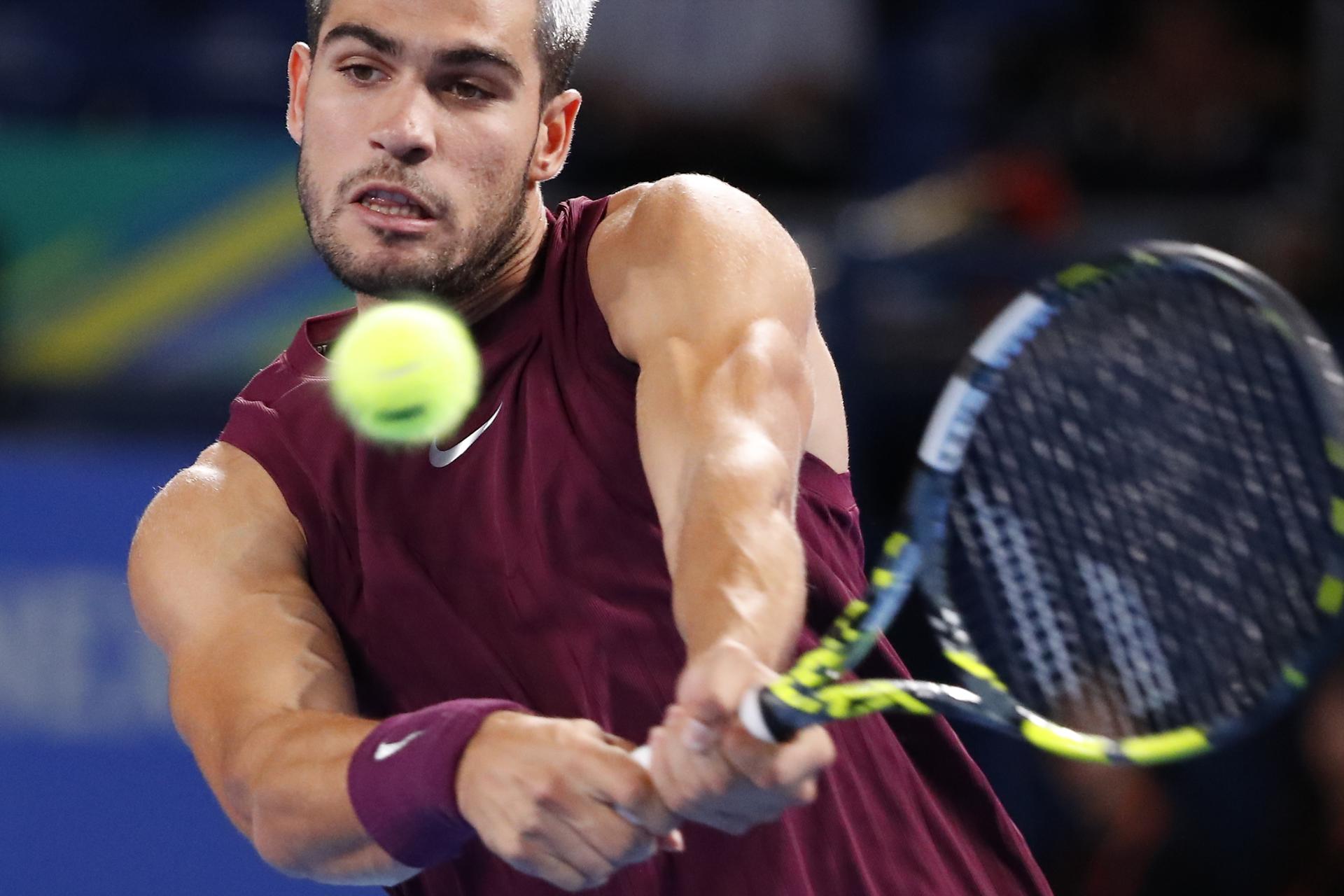 El tenista español Carlos Alcaraz en acción contra el belga Zizou Bergs durante el torneo de Tokio. EFE/EPA/RODRIGO REYES MARIN
