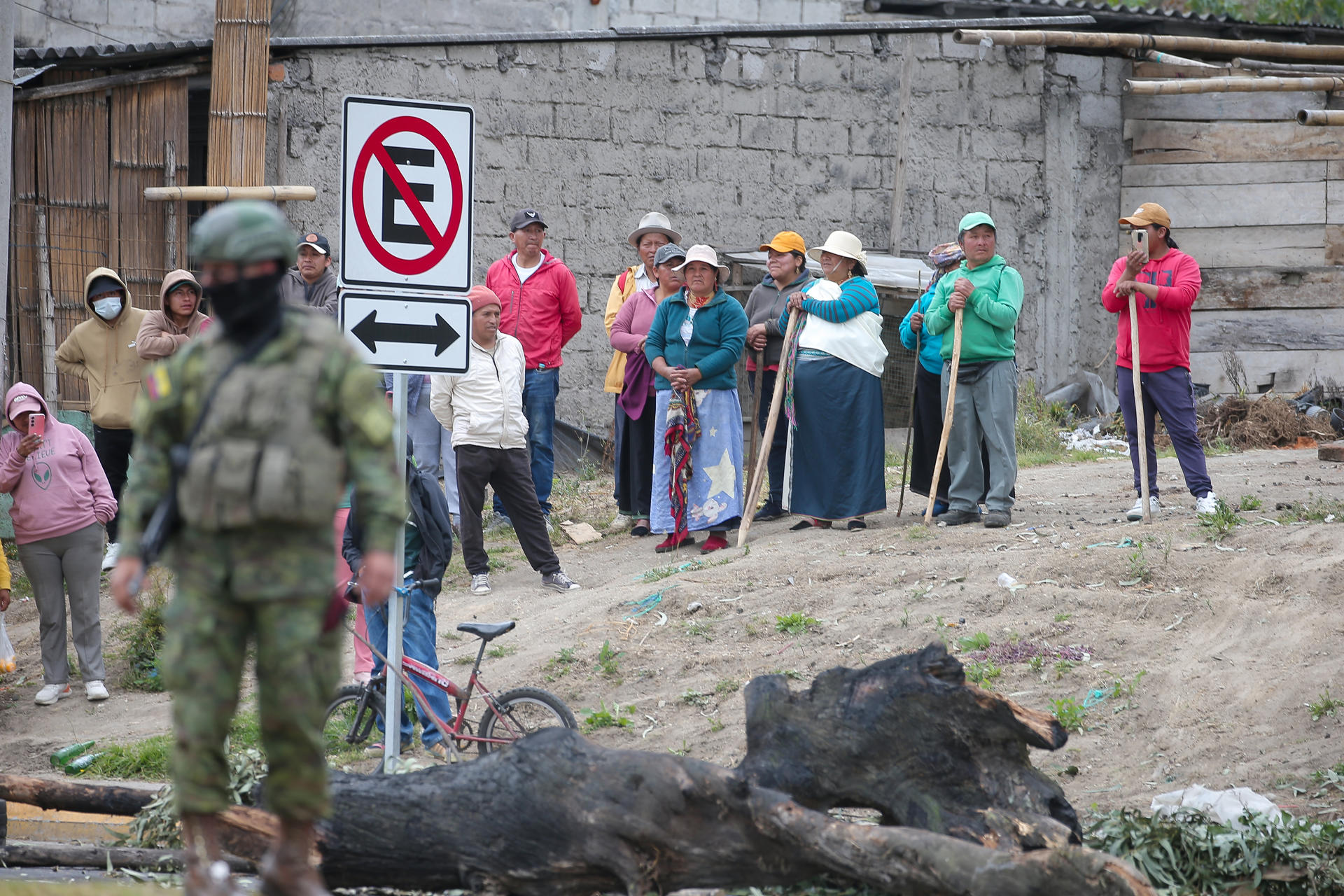 Un integrante de las Fuerzas Armadas de Ecuador custodia este 24 de septiembre de 2025, en Otavalo (Ecuador). EFE/ Jose Jacome
