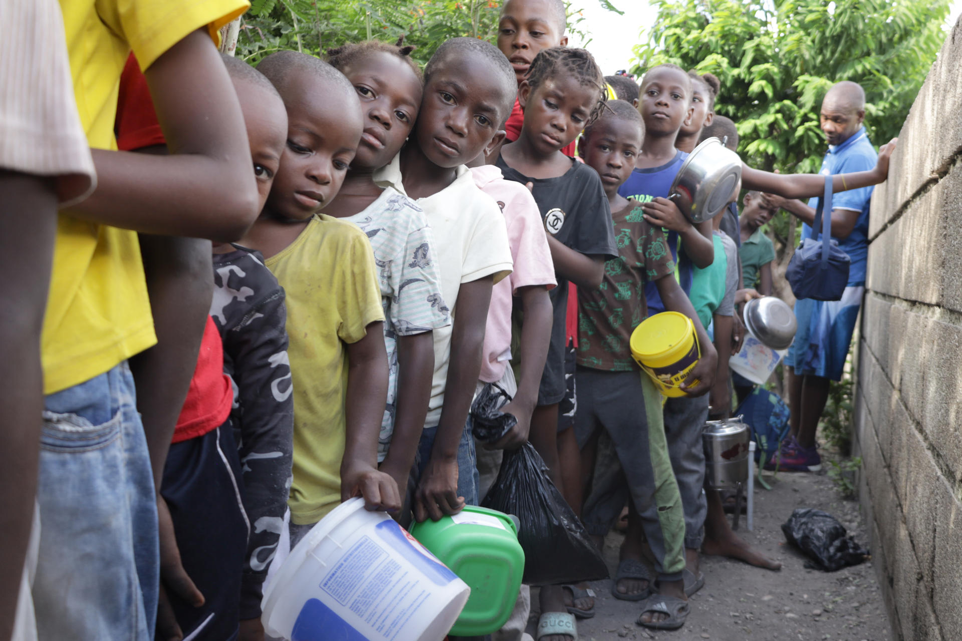 Fotografía del 29 de agosto de 2025 que muestra a niños haciendo fila para recibir comida en Petite Rivière de l'Artibonite (Haití). EFE/ Patrice Noel