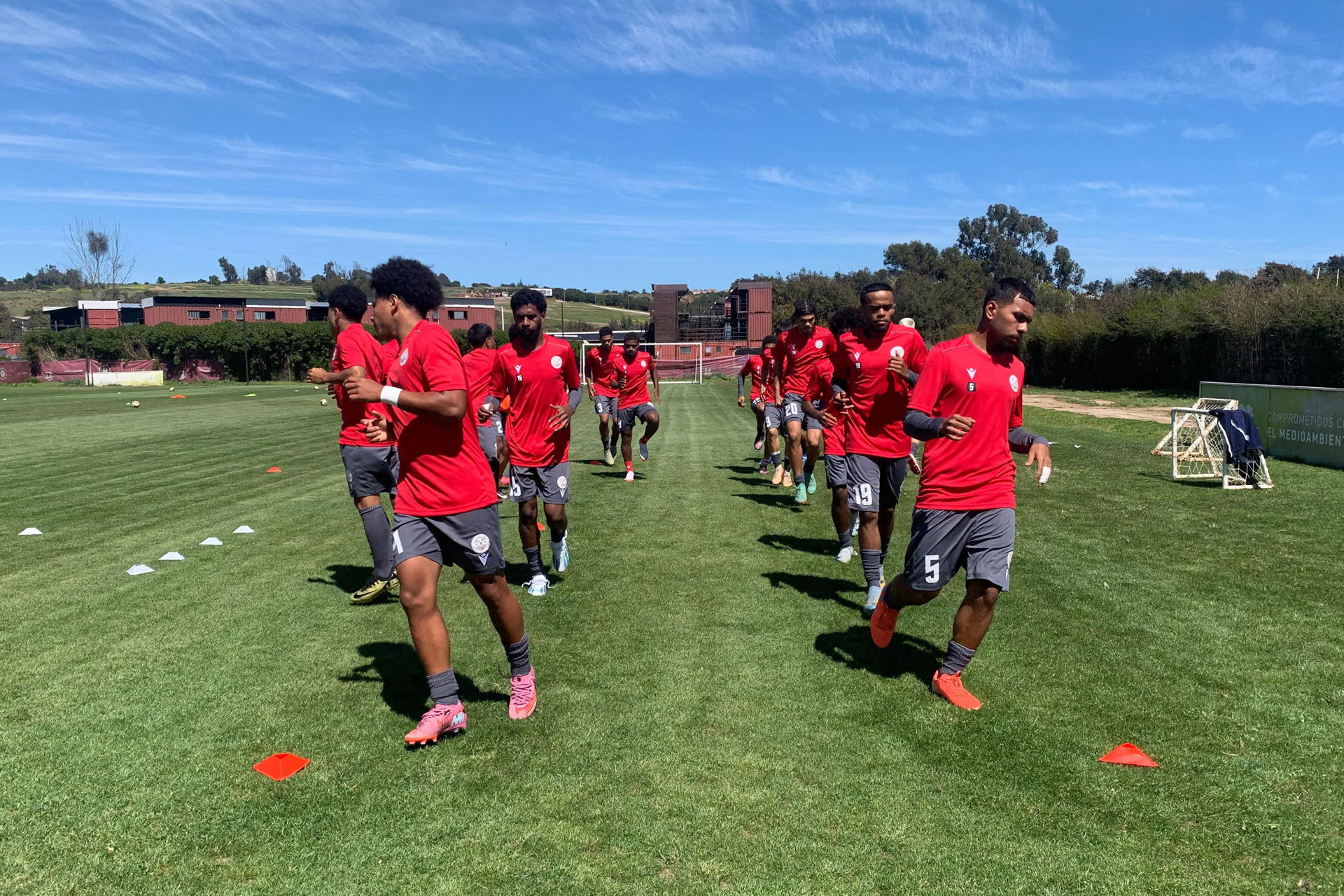 Los jugadores de Nueva Caledonia durante un entrenamiento en Santiago (Chile). EFE/Fédération Calédonienne de Football /SOLO USO EDITORIAL/NO VENTAS/SOLO DISPONIBLE PARA ILUSTRAR LA NOTICIA QUE ACOMPAÑA (CRÉDITO OBLIGATORIO)
