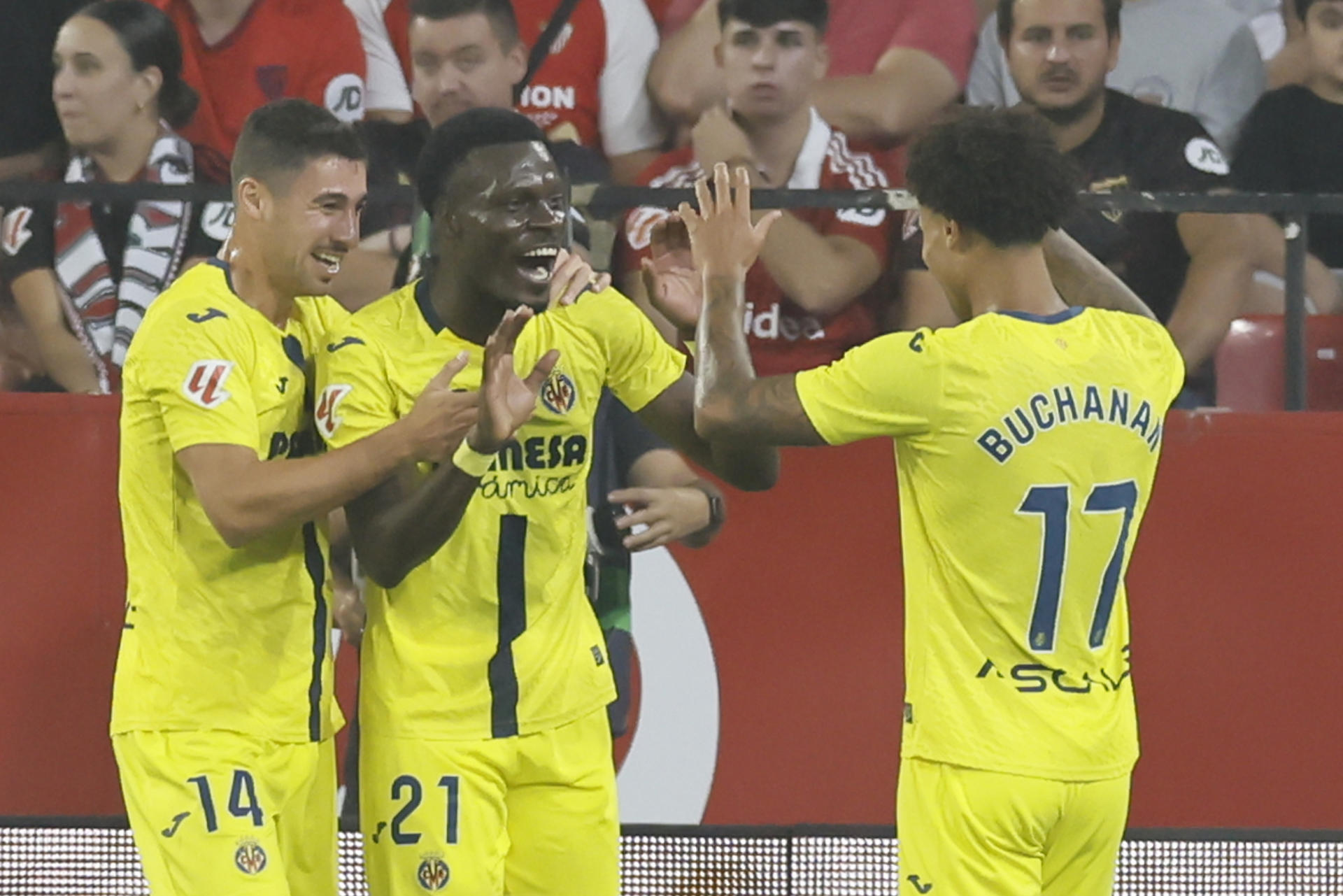 El delantero canadiense del Villarreal Tani Oluwaseyi (c) celebra su gol, primero del equipo ante el Sevilla, durante el partido de la sexta jornada de LaLiga que Sevilla FC y Villarreal CF disputan en el estadio Sánchez-Pizjuán, en Sevilla. EFE/José Manuel Vidal
