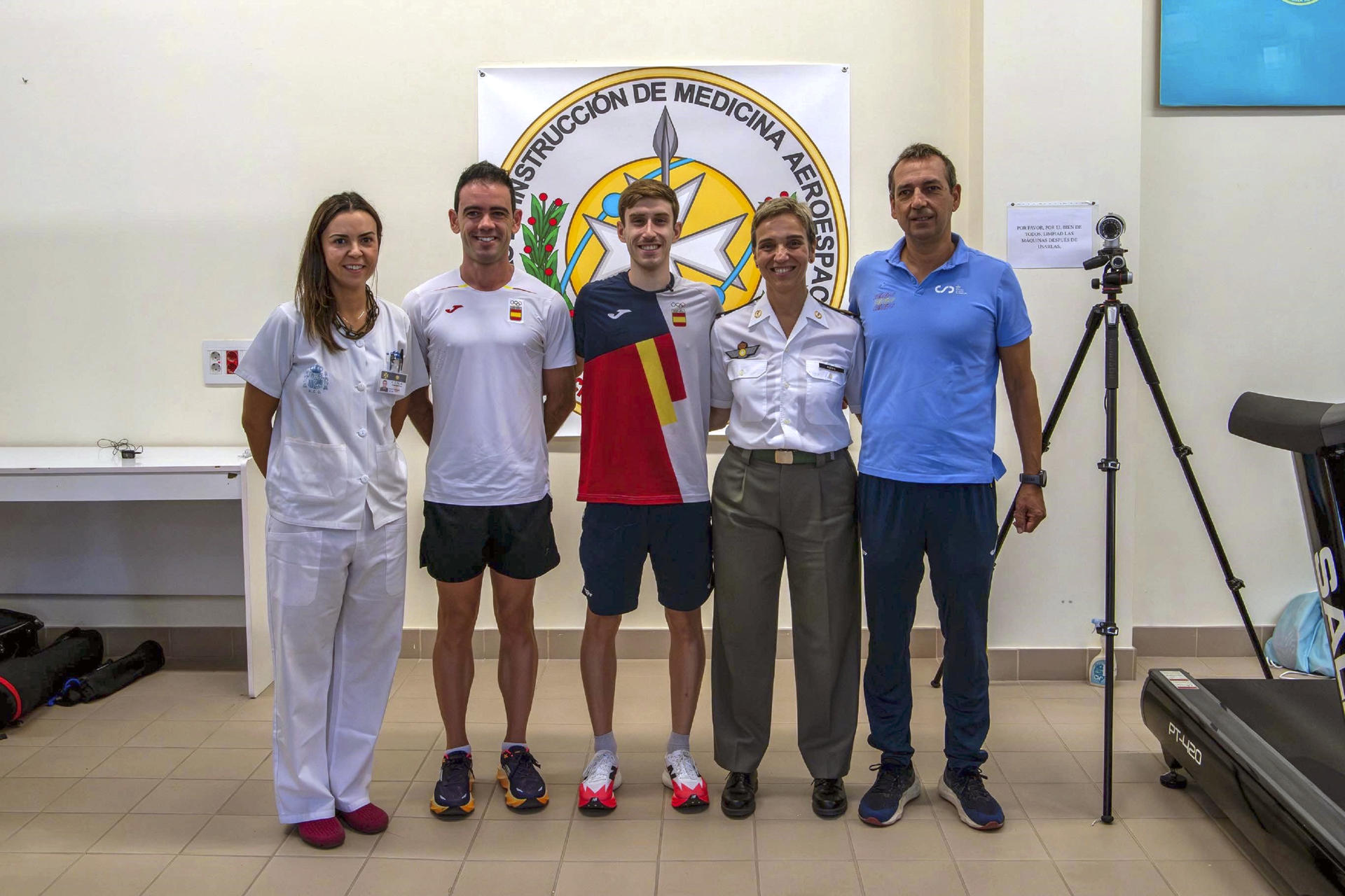 La elevada temperatura y la intensa humedad que existe en Tokio en este mes de septiembre está siendo protagonista de los Mundiales de atletismo, algo que los marchadores Diego García Carrera y Álvaro López han intentado contrarrestar aclimatándose con varias jornadas de trabajo en el Centro de Instrucción de Medicina Aeroespacial (CIMA) de Torrejón de Ardoz (Madrid).- EFE/
