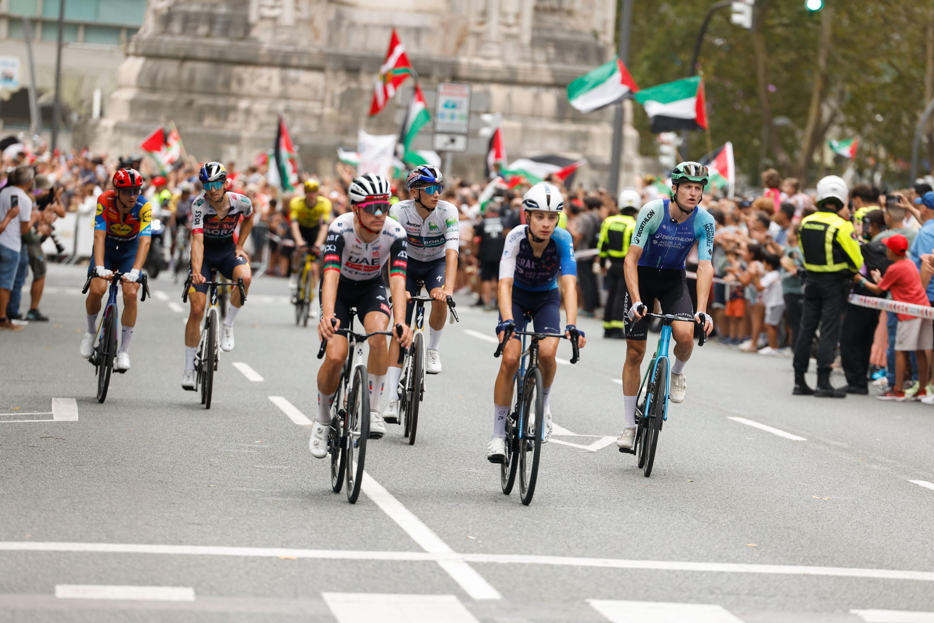 La iniciativa Gernika Palestina ha invadido este miércoles un tramo de la Gran Vía de Bilbao al paso de la Vuelta ciclista por la capital vizcaína en protesta por la participación del equipo Israel Premier Tech y en apoyo a Palestina por lo que ha tenido que intervenir la Ertzaintza y cambiar la línea de meta. EFE/Javier Lizón