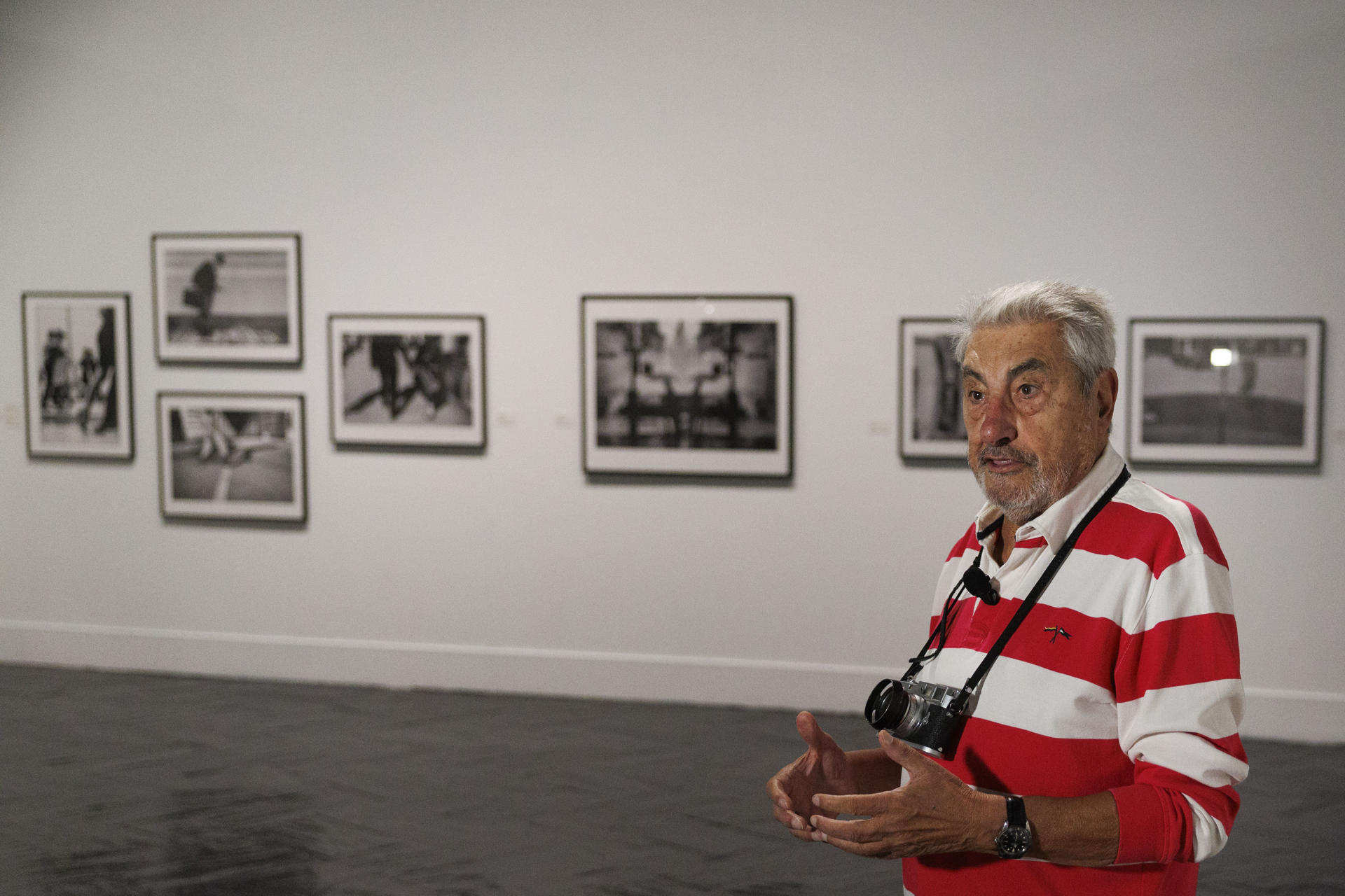 El fotoperiodista español Cesar Lucas durante la presentación de la Exposición "Leica. Un siglo de fotografía" en teatro madrileño Fernán Gómez, Centro Cultural de la Villa este martes.  La exposición, que permanecerá abierta al público del 10 de septiembre al 11 de enero de 2026, reúne 174 fotografías de los archivos de Leica de una selección de autores vinculados con la marca durante los siglos XX y XXI. EFE/Sergio Pérez
