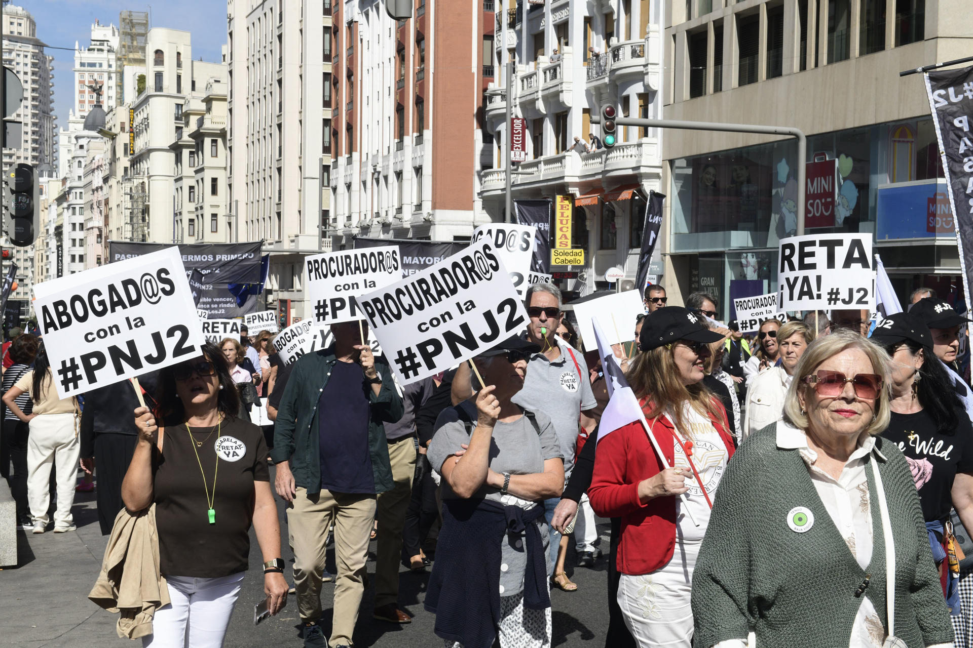 Miles de mutualistas llegados de toda España se manifiestan este sábado por la Gran Vía de Madrid con el objetivo de reclamar mejoras en el traspaso a la Seguridad Social de las aportaciones que han hecho durante todos sus años de cotización a las mutualidades profesionales alternativas. La marcha, celebrada bajo el lema "Pasarela 1x1 para todos" y que ha partido desde la Plaza de España, coincide con el inicio del trámite de enmiendas al articulado de la proposición de ley del PSOE que busca solucionar la situación de estos trabajadores que han cotizado únicamente a las citadas mutualidades. EFE/Victor Lerena