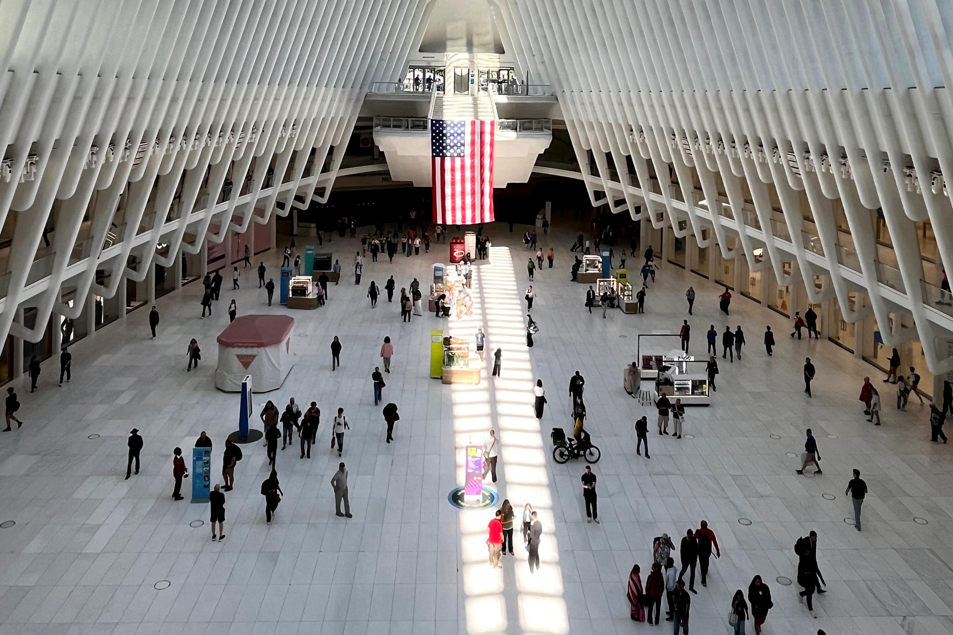 Personas caminan al interior del Oculus en el World Trade Center este jueves, en Nueva York (EEUU). EFE/ Nora Quintanilla
