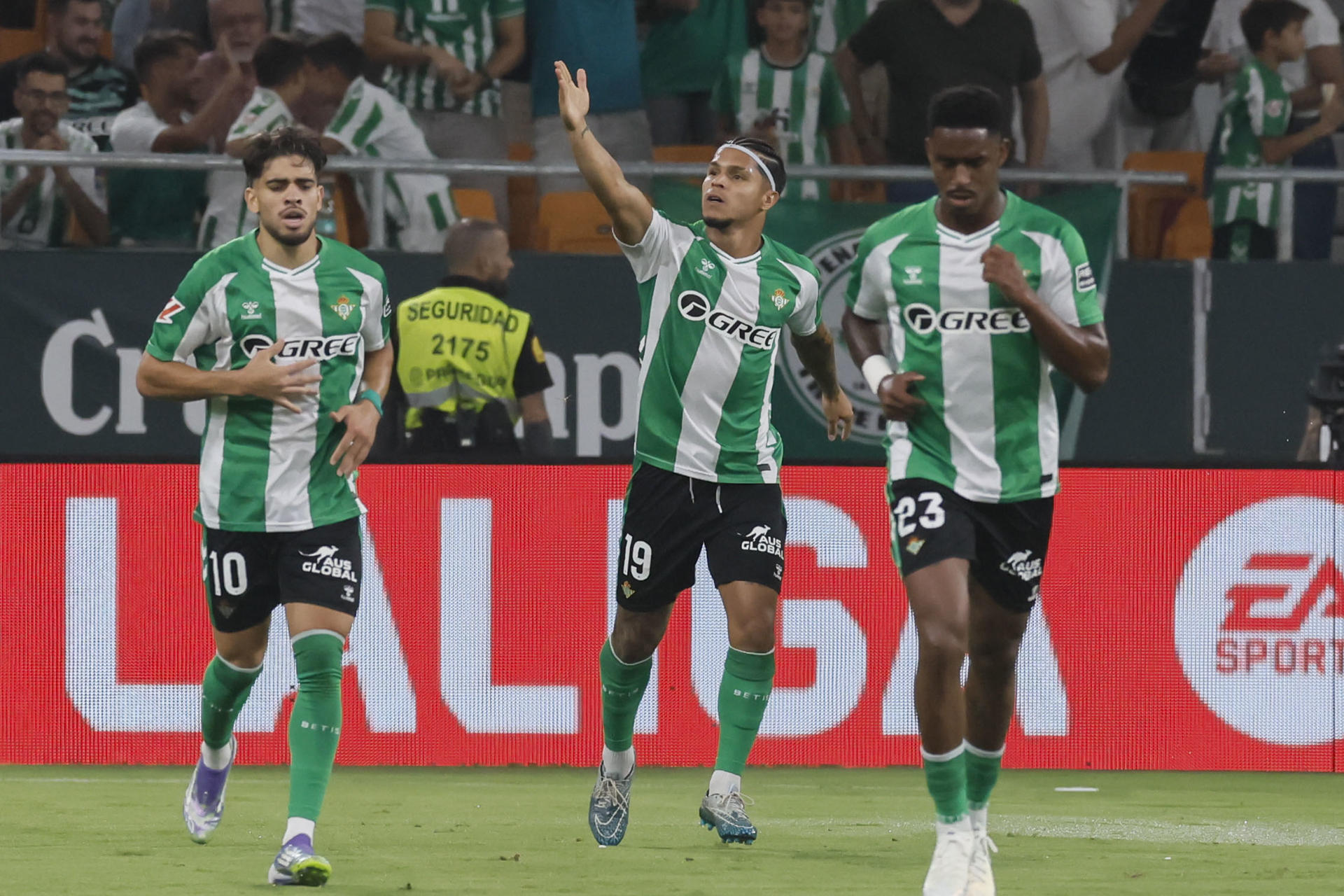 El delantero colombiano del Betis Cucho Hernández (c) celebra su gol durante el partido de la jornada 5 de LaLiga EA Sports entre el Real Betis y la Real Sociedad, este viernes en el estadio de La Cartuja, en Sevilla. EFE/ José Manuel Vidal