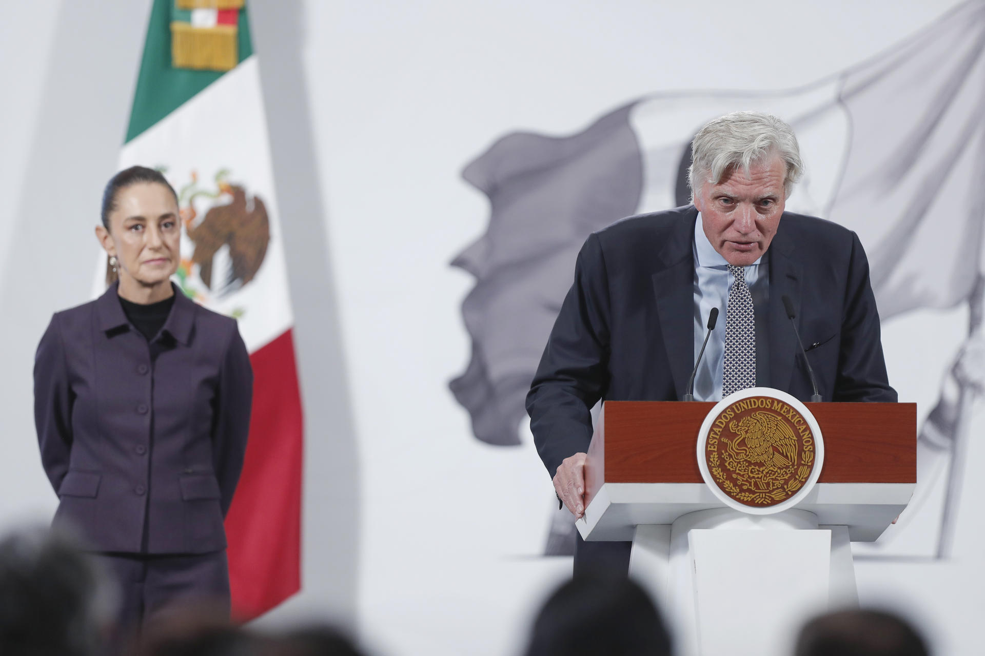 El director de operaciones de CloudHQ, Keith Patrick Harney, habla en una rueda de prensa este jueves, en el Palacio Nacional de Ciudad de México (México). EFE/ Isaac Esquivel