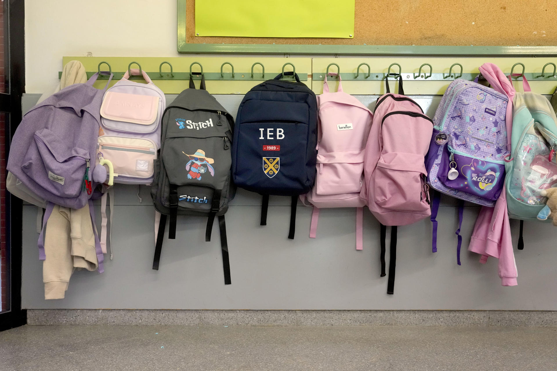 Vista de un aula de la Escola Ponent de Granollers (Barcelona) el pasado lunes cuando los alumnos regresan a las aulas. EFE/Enric Fontcuberta
