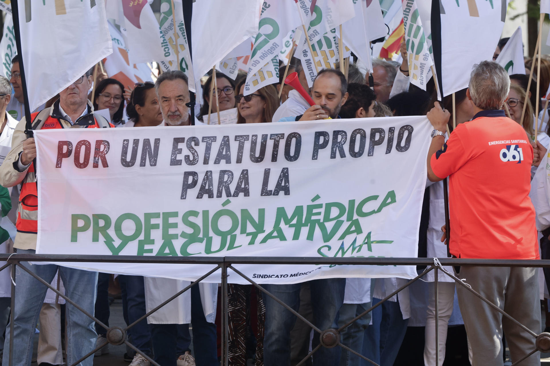 Concentración frente al Ministerio de Sanidad, promovida por los sindicatos médicos CESM y SMA para rechazar el borrador de Estatuto Marco y reclamar una normativa propia, y que es una movilización previa a la huelga convocada el 3 de octubre, este martes en Madrid. EFE/ Sergio Pérez