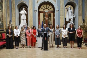 La portavoz del GPP en el Senado, Alicia García (c-i), junto al vicesecretario de Educación e Igualdad del PP, Jaime de los Santos (c), y la consejera de Inclusión Social, Juventud, Familias e Igualdad de la Junta de Andalucía, Loles López (c-d) entre otros, ofrecen una rueda de prensa previa a la Comisión General de las Comunidades Autónomas, donde se abordará el escándalo de las pulseras antimaltrato, este martes en el Senado. EFE/ Sergio Perez